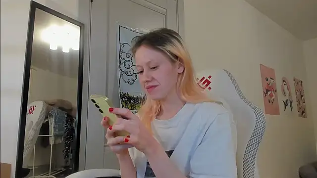 Snapshot of Silly__Milly chatting on January 4, 5:37 pm Silly  Milly online show from January 4, 5:37 pm