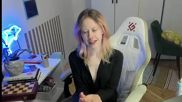 Snapshot of Silly__Milly chatting on June 5, 6:52 am Silly Milly online show from June 5, 6:52 am