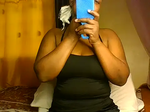 Missshelo online show from November 7, 11:15 am