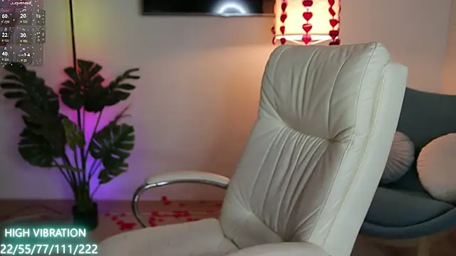 Snapshot of Selena_Lily chatting on February 23, 7:17 pm Selena Lily online show from February 23, 7:17 pm
