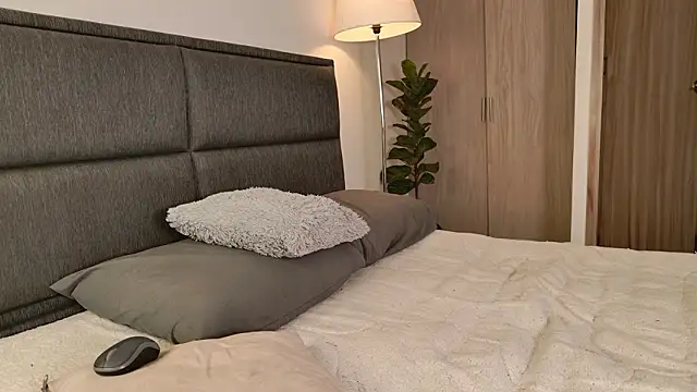 lady ni  online show from March 6, 1:06 pm