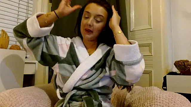 Snapshot of LucyLuxee19 chatting on February 10, 7:49 pm LucyLuxee19 online show from February 10, 7:49 pm