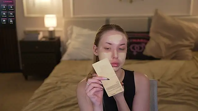 Snapshot of Linda054 chatting on November 19, 1:27 am Linda054 online show from November 19, 1:27 am