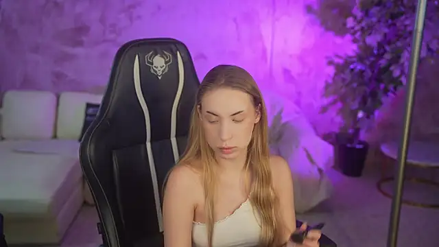 Snapshot of Linda054 chatting on November 16, 11:52 pm Linda054 online show from November 16, 11:52 pm