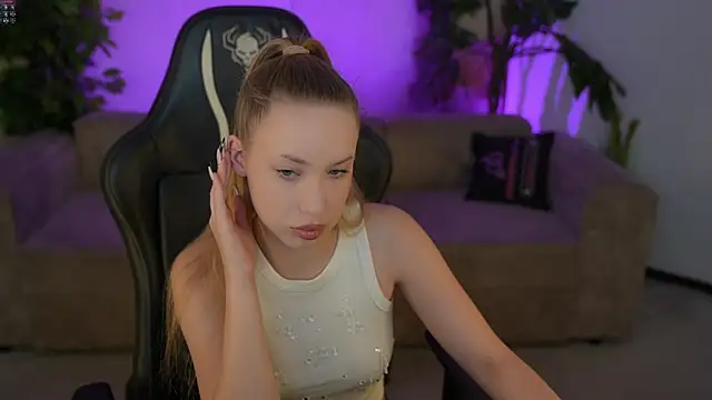 Snapshot of Linda054 chatting on November 15, 5:55 am Linda054 online show from November 15, 5:55 am