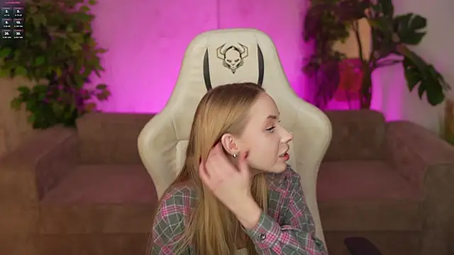 Snapshot of Linda054 chatting on October 27, 8:32 pm Linda054 online show from October 27, 8:32 pm