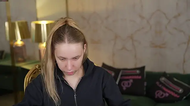 Snapshot of Linda054 chatting on November 7, 2:27 am Linda054 online show from November 7, 2:27 am