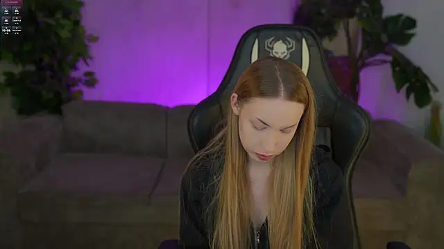 Snapshot of Linda054 chatting on November 2, 1:32 am Linda054 online show from November 2, 1:32 am