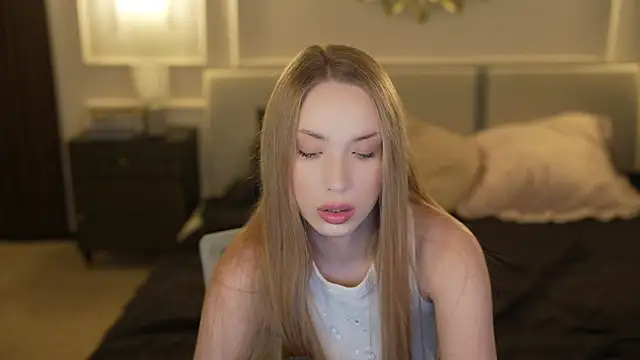 Snapshot of Linda054 chatting on October 25, 12:21 am Linda054 online show from October 25, 12:21 am