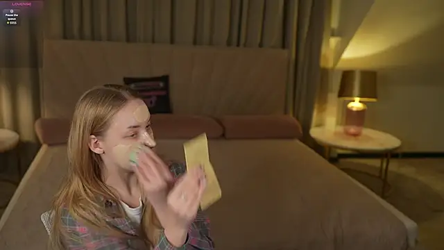 Snapshot of Linda054 chatting on November 20, 1:28 am Linda054 online show from November 20, 1:28 am