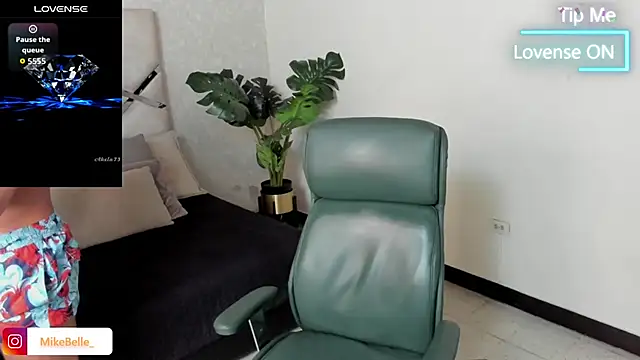 Snapshot of mike_belle chatting on October 23, 8:51 pm mike belle online show from October 23, 8:51 pm