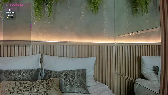 Lana Lann online show from December 15, 1:17 pm