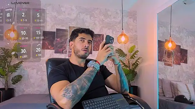 Snapshot of Nate_franco chatting on December 22, 4:23 am Nate franco online show from December 22, 4:23 am