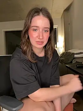 nerdynina online show from November 13, 1:31 am