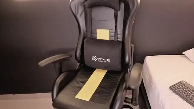 Snapshot of samanthaevanss1 chatting on February 24, 2:12 am samanthaevanss1 online show from February 24, 2:12 am