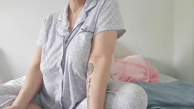 Snapshot of BlueEyezIrish chatting on November 2, 7:19 pm BlueEyezIrish online show from November 2, 7:19 pm