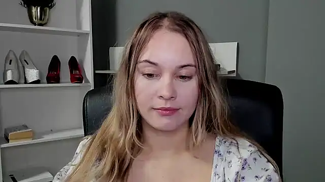 Snapshot of kitty_valeria chatting on December 3, 9:58 pm kitty valeria online show from December 3, 9:58 pm