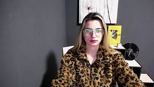 lady olivia  online show from March 5, 1:30 pm