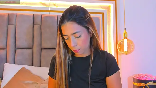 Snapshot of elianabrown chatting on December 15, 10:59 pm elianabrown online show from December 15, 10:59 pm