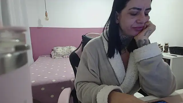 Snapshot of YasmimBrasil chatting on July 18, 6:33 am YasmimBrasil online show from July 18, 6:33 am