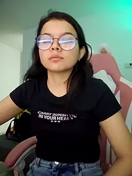 Snapshot of azumiichan chatting on November 22, 2:21 am azumiichan online show from November 22, 2:21 am