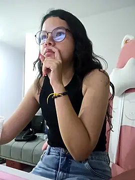 Snapshot of azumiichan chatting on October 18, 12:12 am azumiichan online show from October 18, 12:12 am