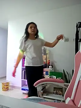 Snapshot of azumiichan chatting on March 21, 4:06 am azumiichan online show from March 21, 4:06 am