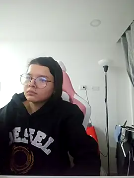 Snapshot of azumiichan chatting on December 4, 1:48 am azumiichan online show from December 4, 1:48 am