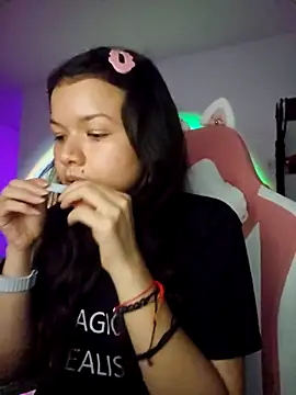 Snapshot of azumiichan chatting on February 11, 4:01 am azumiichan online show from February 11, 4:01 am