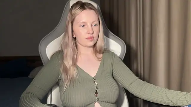 Snapshot of x_ivy_x chatting on November 10, 3:17 pm x ivy x online show from November 10, 3:17 pm