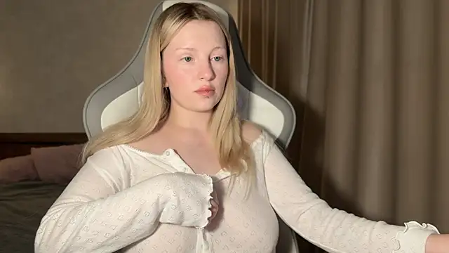 Snapshot of x_ivy_x chatting on October 30, 5:43 pm x ivy x online show from October 30, 5:43 pm