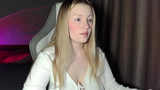 Snapshot of x_ivy_x chatting on February 7, 3:53 pm x ivy x online show from February 7, 3:53 pm
