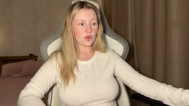 Snapshot of x_ivy_x chatting on October 24, 4:39 pm x ivy x online show from October 24, 4:39 pm