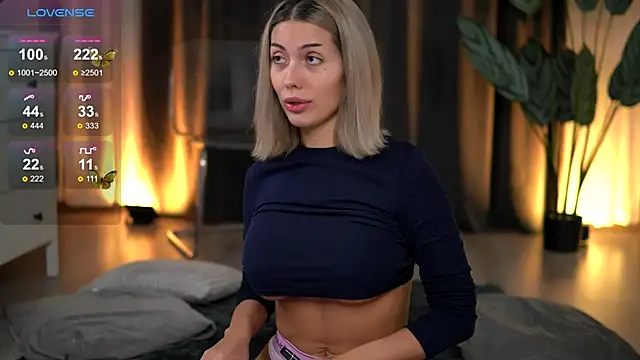 AudreyZanne online show from December 19, 8:17 am