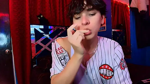 Luke Howland online show from November 28, 12:33 am