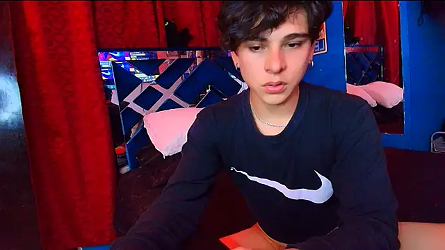 Snapshot of Luke_Howland chatting on July 2, 3:23 am Luke Howland online show from July 2, 3:23 am