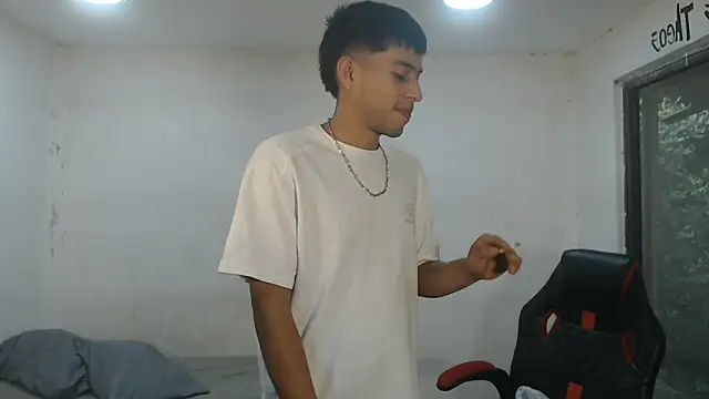 Snapshot of danielitopapuu chatting on November 9, 12:20 pm danielitopapuu online show from November 9, 12:20 pm