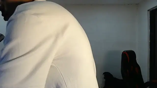 Snapshot of danielitopapuu chatting on November 12, 3:32 am danielitopapuu online show from November 12, 3:32 am