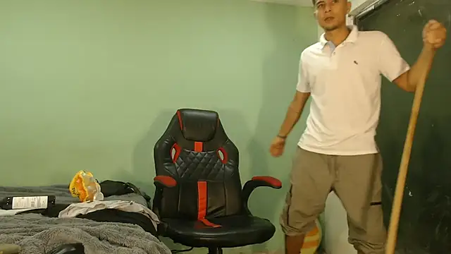 danielitopapuu online show from February 17, 3:04 am