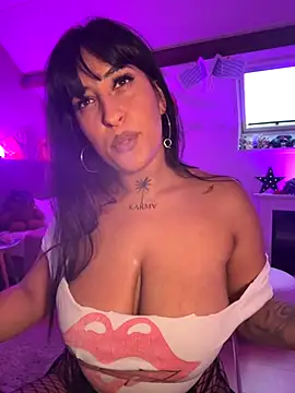 Snapshot of CarolaDrago chatting on October 2, 7:01 am CarolaDrago online show from October 2, 7:01 am