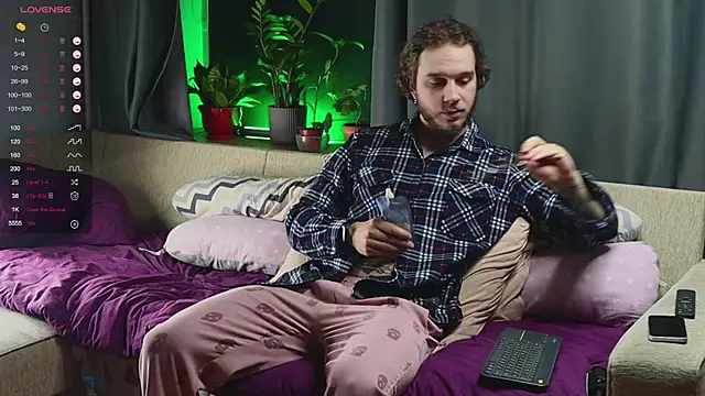 Snapshot of pleasure8869 chatting on September 20, 5:12 am pleasure8869 online show from September 20, 5:12 am