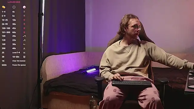 Snapshot of pleasure8869 chatting on March 17, 4:29 am pleasure8869 online show from March 17, 4:29 am