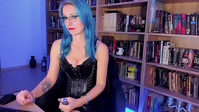 Queen of Hearts1 online show from November 15, 8:24 pm