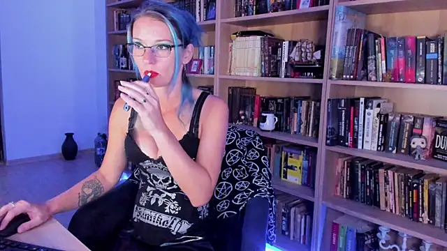 Queen of Hearts1 online show from September 10, 7:46 pm