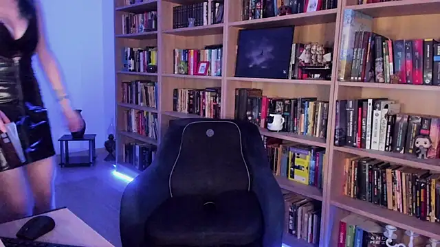 Queen of Hearts1 online show from February 5, 8:37 pm