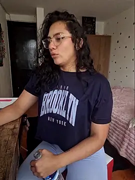 Snapshot of Thaliacooper_ chatting on November 19, 5:57 pm Thaliacooper online show from November 19, 5:57 pm