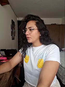 Snapshot of Thaliacooper_ chatting on November 13, 6:23 pm Thaliacooper online show from November 13, 6:23 pm