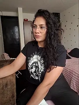 Thaliacooper  online show from March 25, 5:45 pm