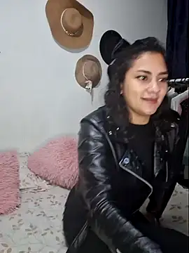 Snapshot of Thaliacooper_ chatting on January 6, 4:47 am Thaliacooper online show from January 6, 4:47 am