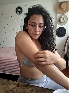 Thaliacooper  online show from December 18, 6:01 pm